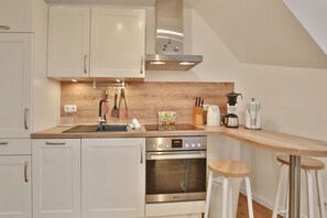 Unclassified image, 4 of 31, button