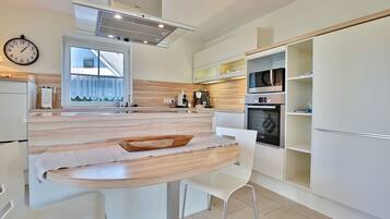 Een koelkast, een magnetron, een oven, een kookplaat