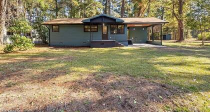 Charming Home on 1 Acre – Close to Shopping and Dining