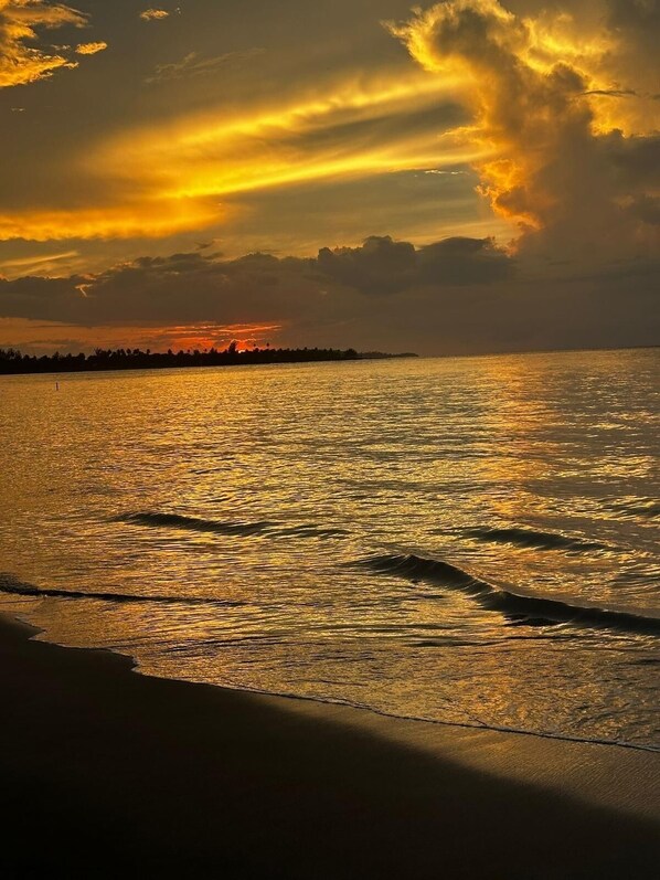 Beach nearby, sun loungers, beach towels
