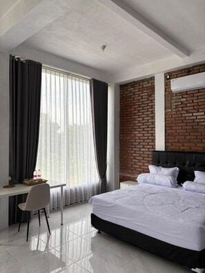 Studiosvit | Skrivbord, arbetsyta för laptop, gratis wi-fi och sängkläder