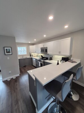 Refrigerador, microondas, horno y parrilla de estufa 