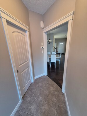 Interior - Sean Comfy Home Modern Escape in Edmonton – Near Northgate  (Edmonton)