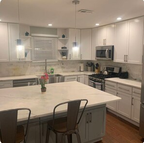 Private kitchen - Charming 2-bedroom house with WiFi, AC in fabulous District Heights (District Heights)
