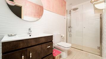 Bathtub, soap, shampoo, toilet paper