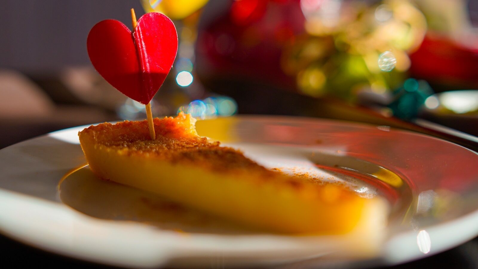 En dessert med hjerteformet pynt på en tallerken.