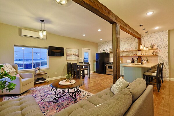 Smart TV - Adorable 3- Bedroom Country-Side retreat w/Hot Tub (Ellensburg)