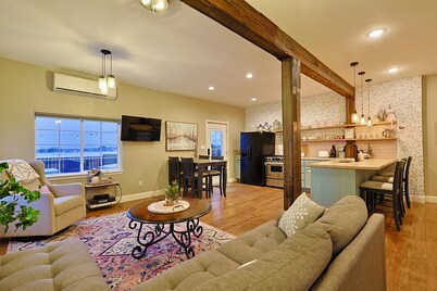 Adorable 3- Bedroom Country-Side retreat w/Hot Tub