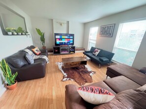 Smart TV, fireplace - Loft w/ Big Pool, Huge Backyard, Fire Pit, PingPong, Pool Table, (Richardson)