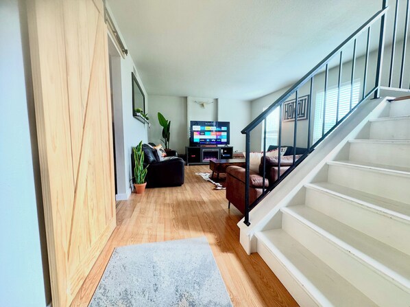 Smart TV, fireplace - Loft w/ Big Pool, Huge Backyard, Fire Pit, PingPong, Pool Table, (Richardson)