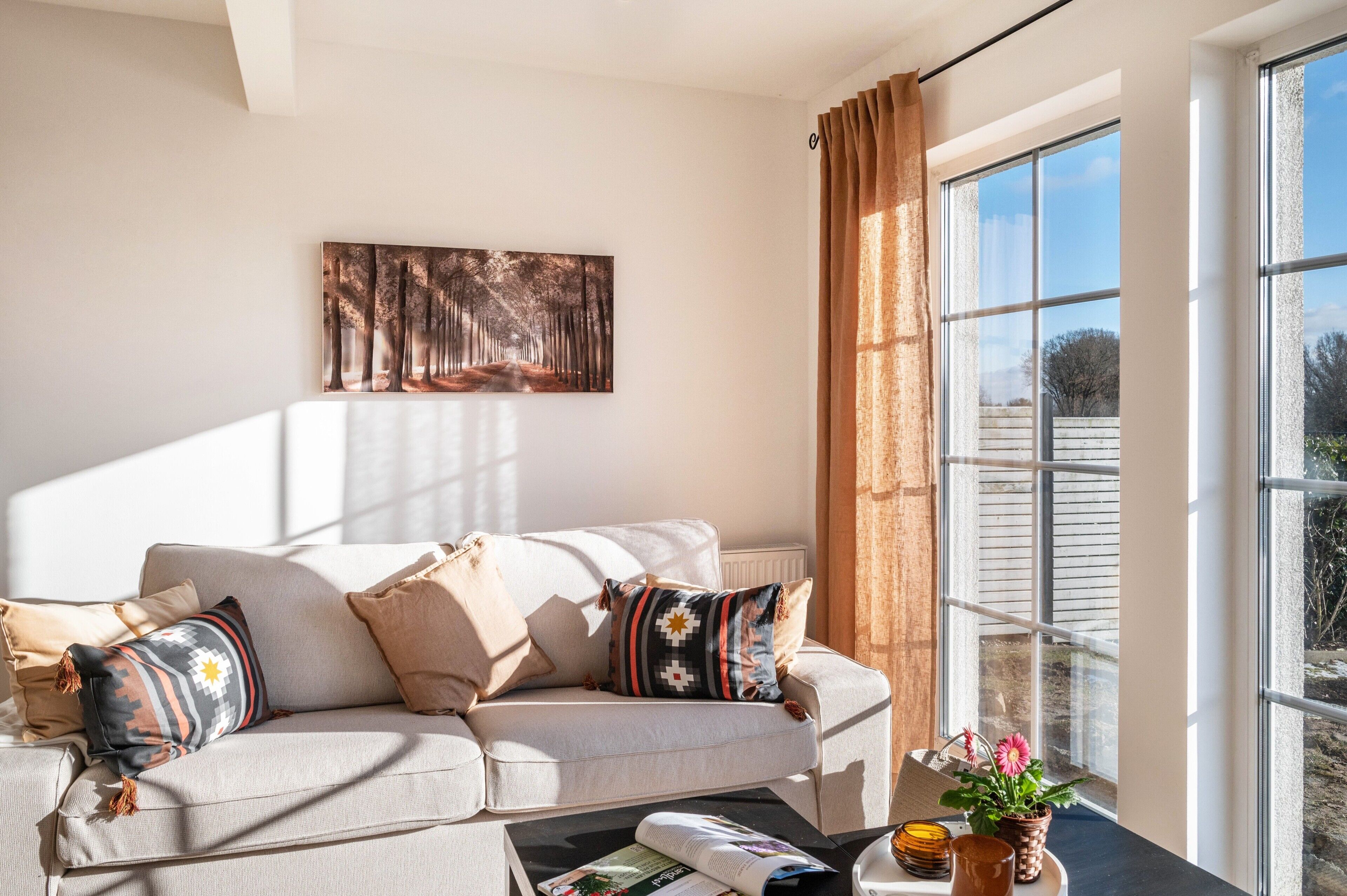 Een televisie, een open haard, een dvd-speler en een tafeltennistafel