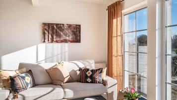 Een televisie, een open haard, een dvd-speler en een tafeltennistafel