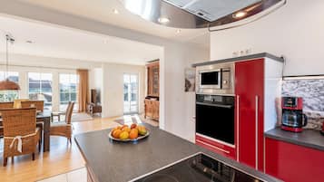 Een koelkast, een magnetron, een oven, een kookplaat