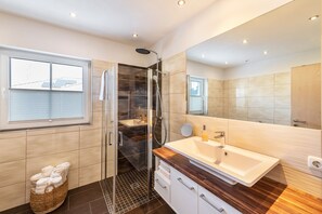 Douche, sèche-cheveux, serviettes fournies