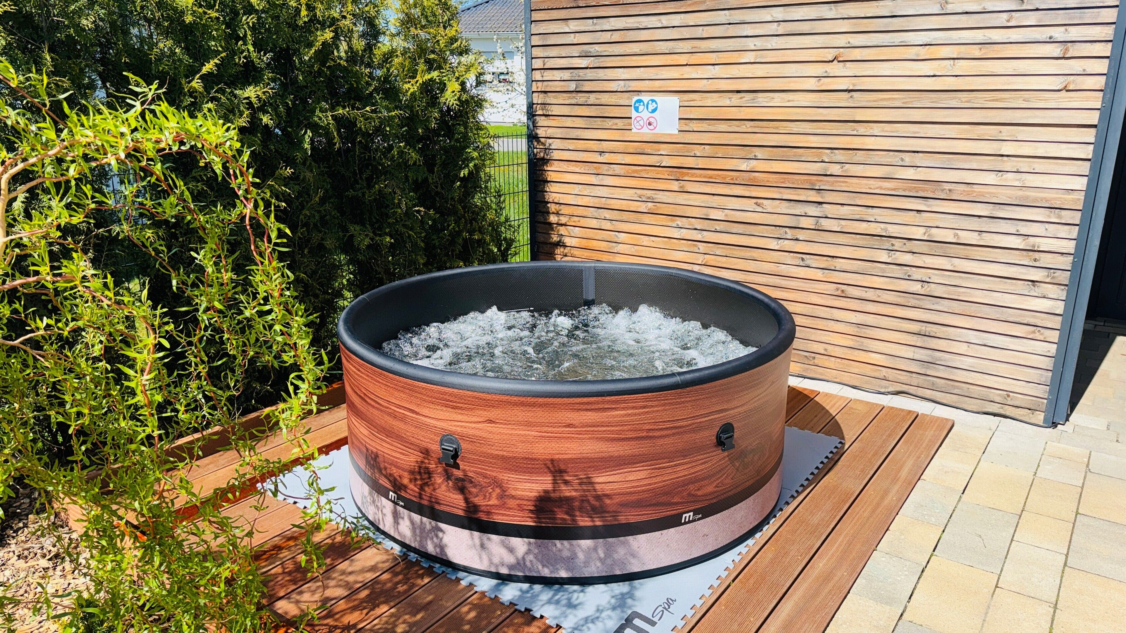 Outdoor spa tub
