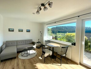 TV - Apartment 'Wanderlutz' with Mountain View, Private Terrace and Wi-Fi (Baiersbronn)