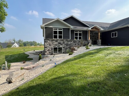 Spacious 4/5-bedroom house w/ WiFi, fitness room in charming Hobart —NFL Draft—