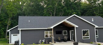 Spacious 4/5-bedroom house w/ WiFi, fitness room in charming Hobart —NFL Draft—