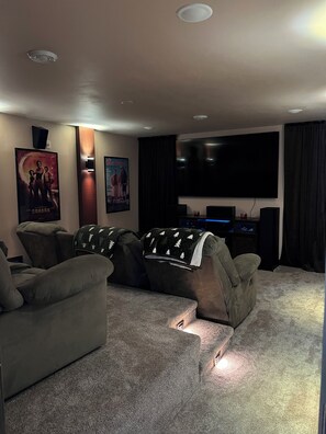 Smart TV, caminetto, videogiochi