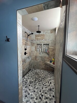 Shower, hair dryer, towels, soap - Spacious 4/5-bedroom house w/ WiFi, fitness room in charming Hobart —NFL Draft— (Hobart)