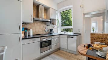 Fridge, oven, stovetop, dishwasher