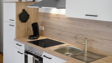 Frigorífico, horno, placa de cocina y cafetera o tetera
