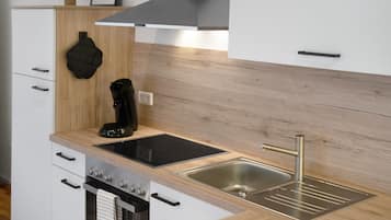 Fridge, oven, stovetop, coffee/tea maker