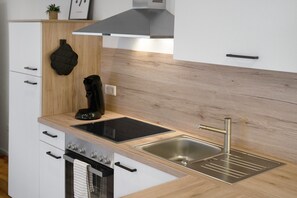 Réfrigérateur, four, plaque de cuisson, cafetière/bouilloire