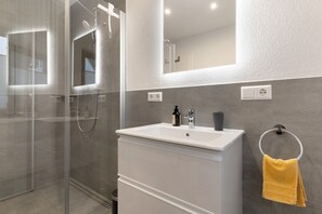 Dusch, hårtork och handdukar