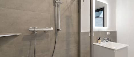 Dusche, Haartrockner, Handtücher