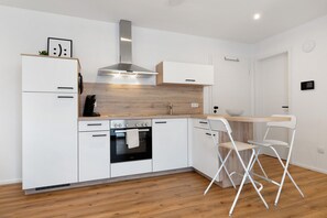 Réfrigérateur, four, plaque de cuisson, cafetière/bouilloire