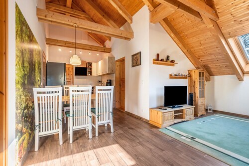 Ferienwohnung 'Blockhaus' mit Bergblick, Gemeinschaftsgarten und Wi-Fi