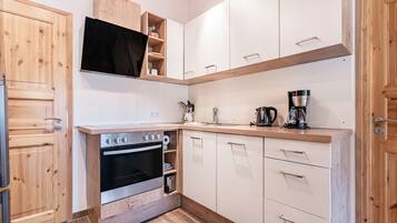 Een koelkast, een oven, een kookplaat, een vaatwasser