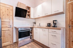 Jääkaappi, uuni, liesi, astianpesukone