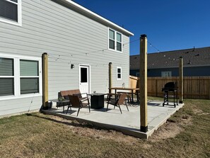 Outdoor dining - Charming 4-bedroom house with movie room, game room, outdoor patio + fire pit  (Bryan)
