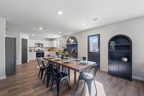 Charming 4-bedroom house with movie room, game room, outdoor patio + fire pit 