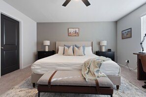 4 habitaciones, escritorio y tabla de planchar con plancha 