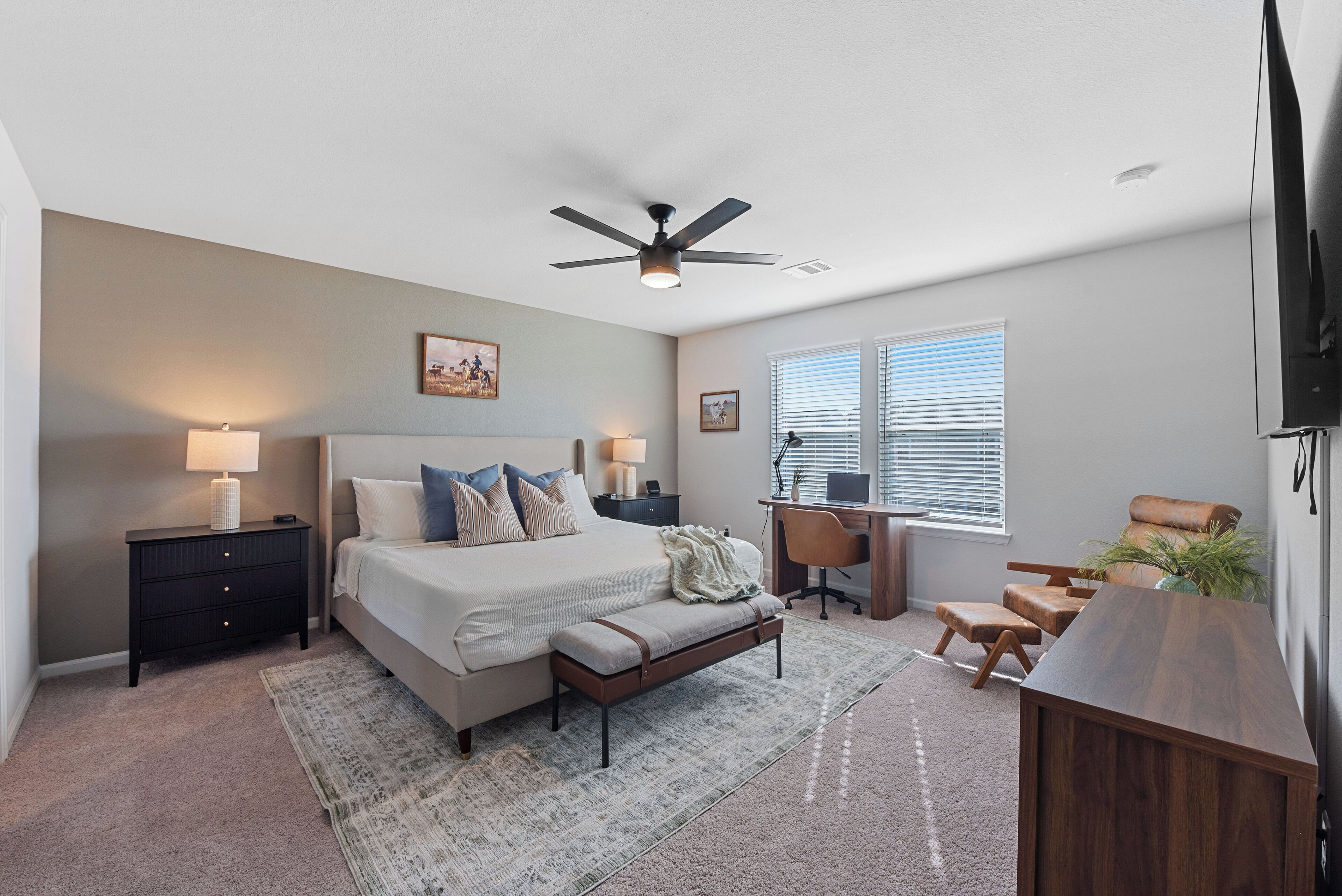 4 makuuhuonetta, työpöytä, silitysrauta/-lauta, vauvan matkasänky