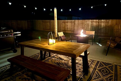 Charming 4-bedroom house with movie room, game room, outdoor patio + fire pit 