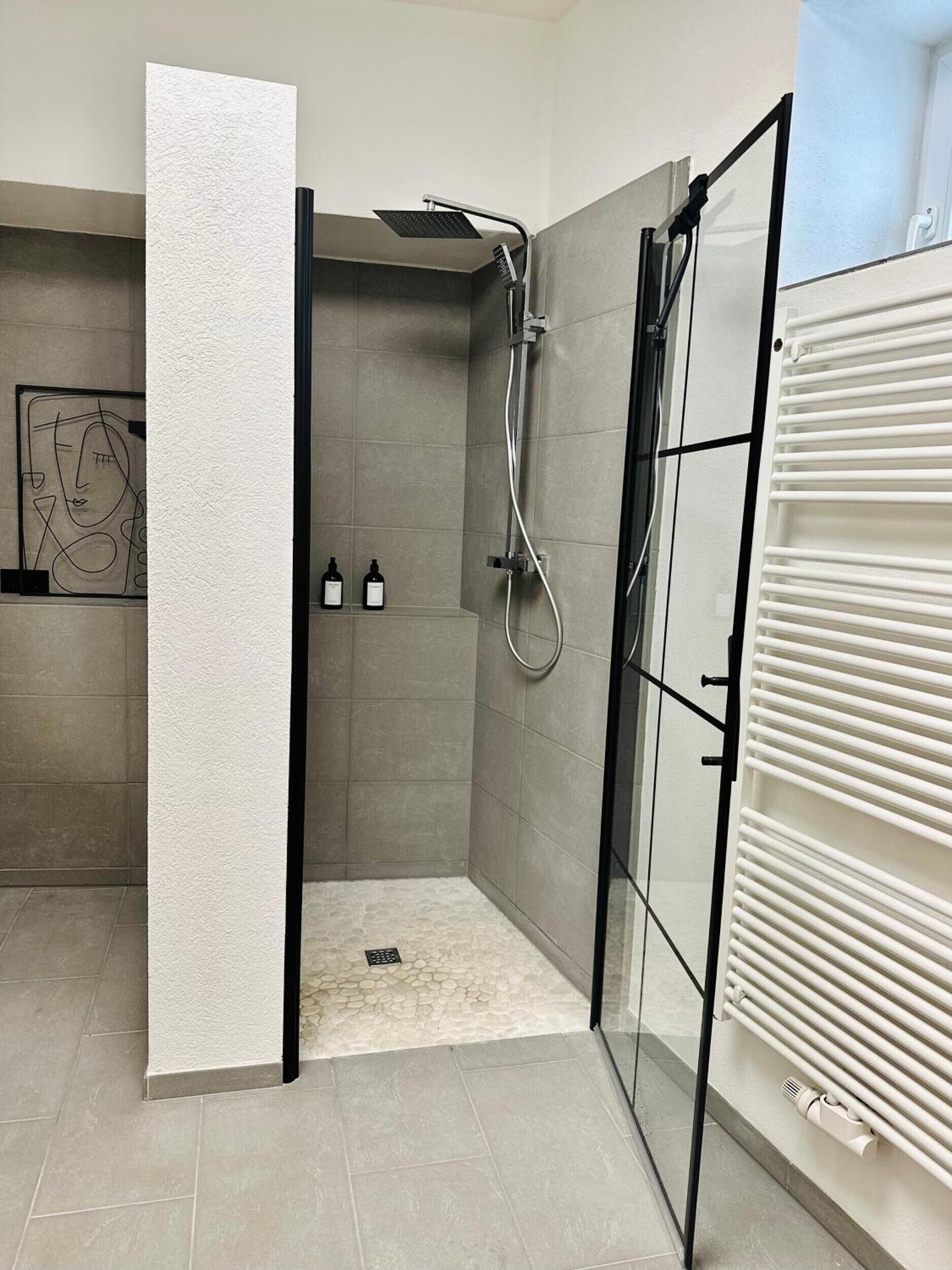 Douche, sèche-cheveux, serviettes fournies