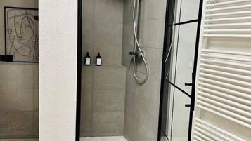 Douche, sĂšche-cheveux, serviettes fournies