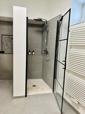 Dusche, Haartrockner, Handtücher