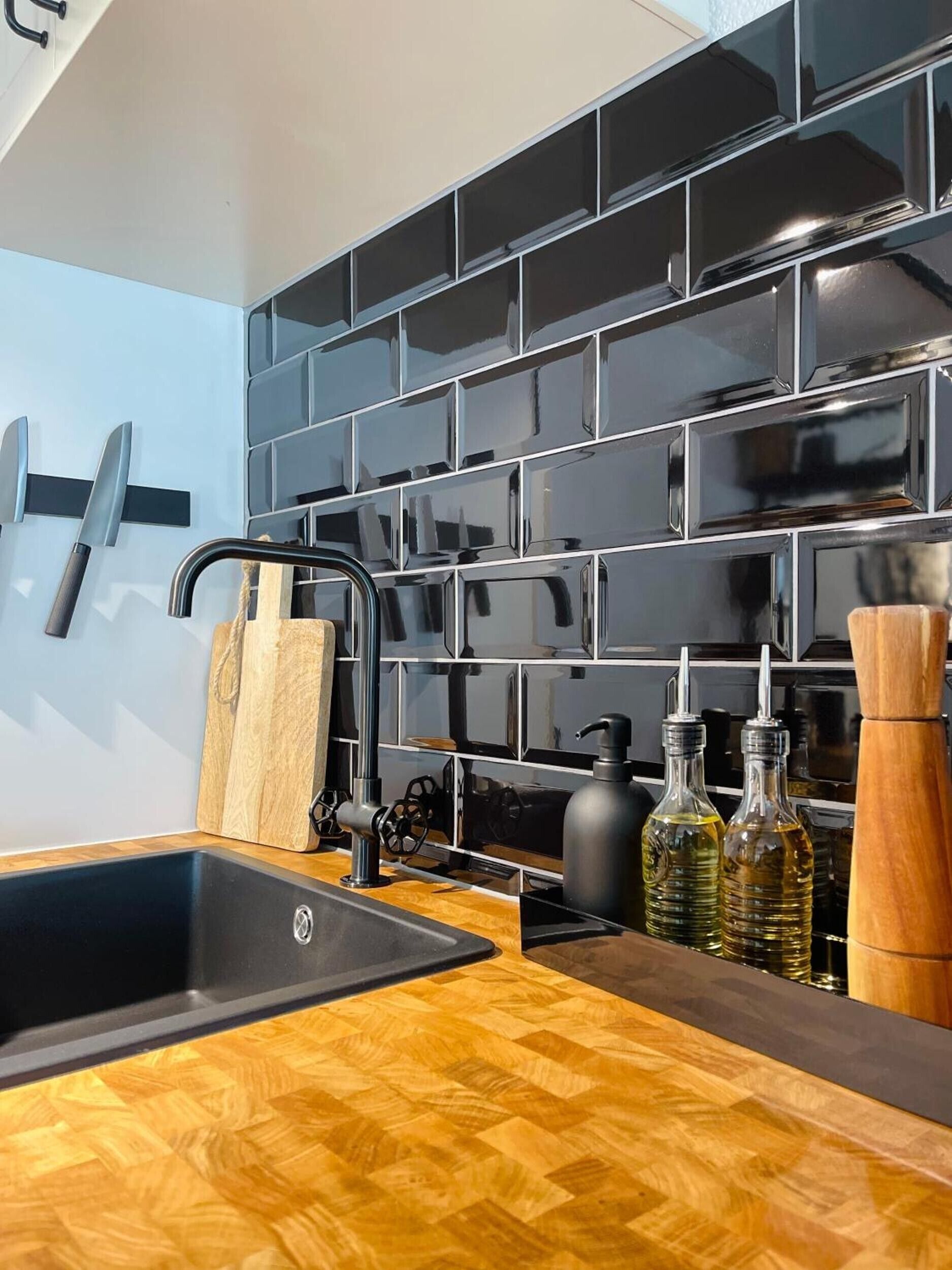 Chuveiro, secador de cabelo, toalhas de banho 