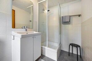 Douche, séchoir à cheveux, serviettes fournies