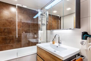 Dusche, Haartrockner, Handtücher