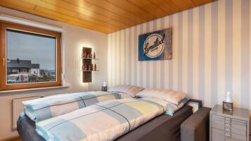 2 bedrooms, iron/ironing board, free WiFi, bed sheets