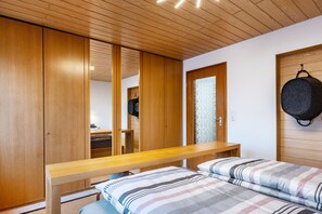 2 bedrooms, iron/ironing board, free WiFi, bed sheets