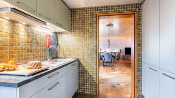 Frigorifero, microonde, forno, piano cottura