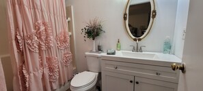 Haartrockner, Bidet, Handtücher, Seife