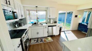 Mikrowelle, Ofen, Herdplatte, Geschirrspüler